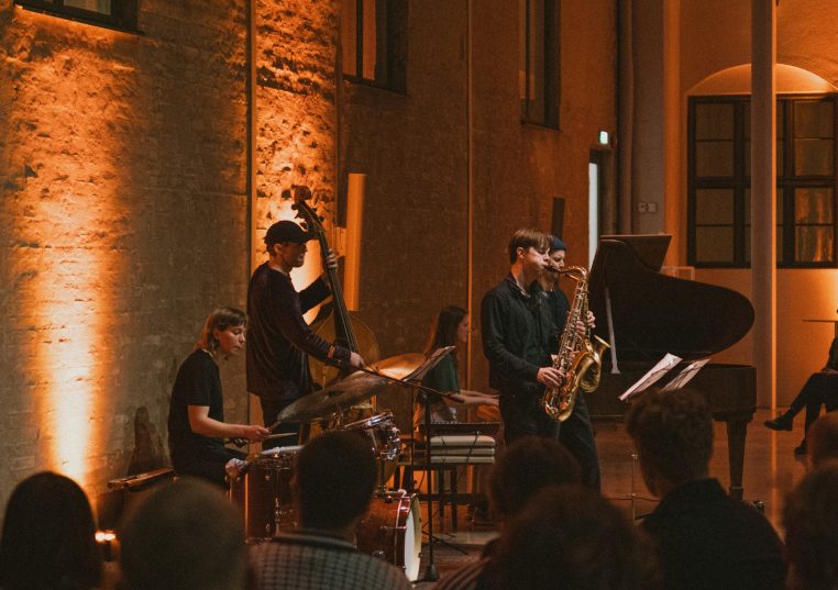 Pawky live image