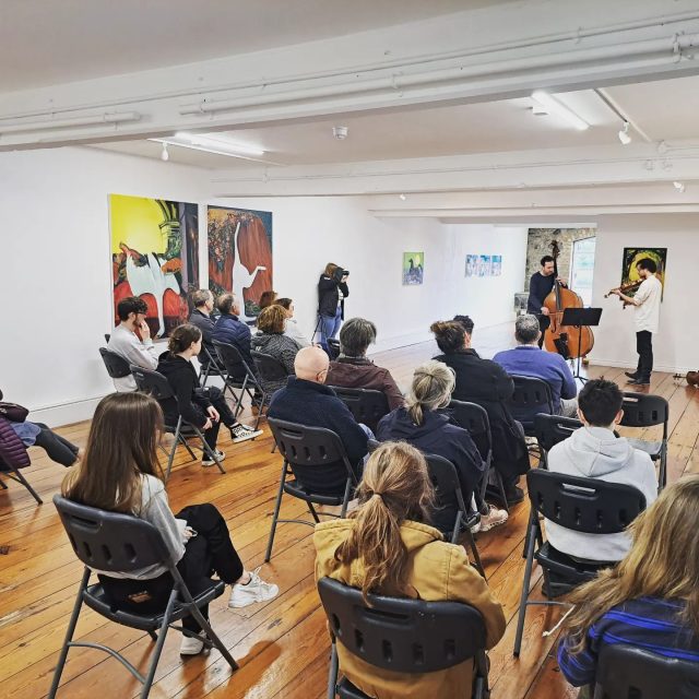 Neil Ballina performance with audience